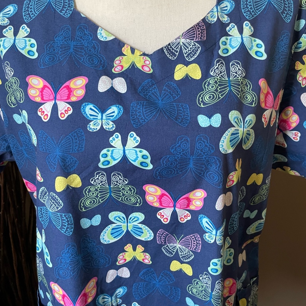 Colorful Butterfly Print Top - Picture 2 of 4
